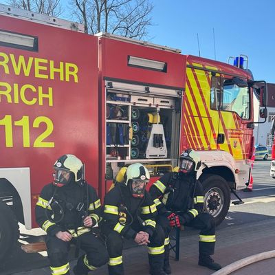 FW-AUR: Versteckter Brand fordert Großaufgebot an Einsatzkräften