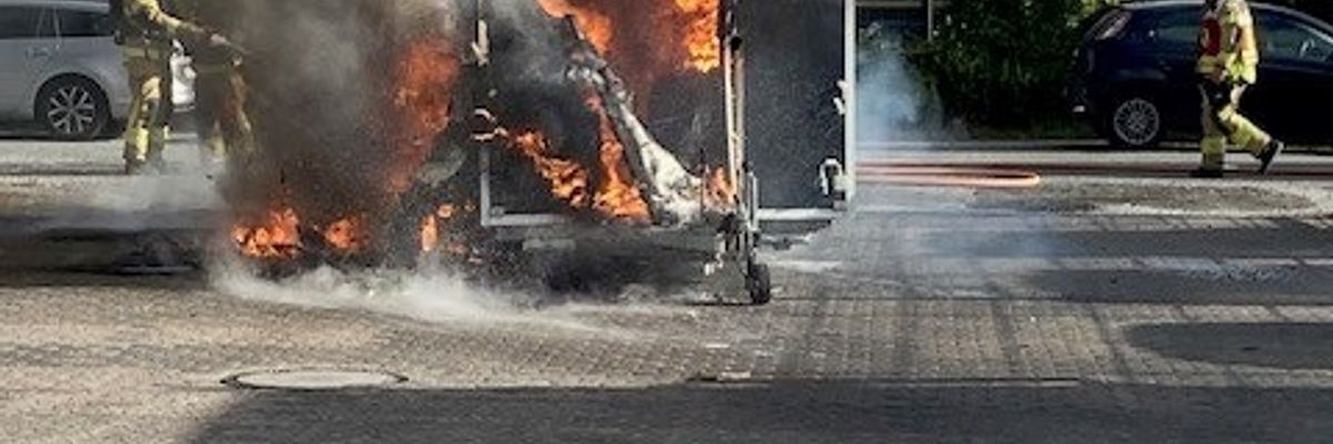 FW Paderborn: Vollbrand eines Imbissanhängers im Paderborner Süden Elegante Hochzeitsgesellschaft reagiert "cool"