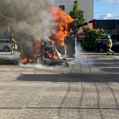 FW Paderborn: Vollbrand eines Imbissanhängers im Paderborner Süden Elegante Hochzeitsgesellschaft reagiert "cool"