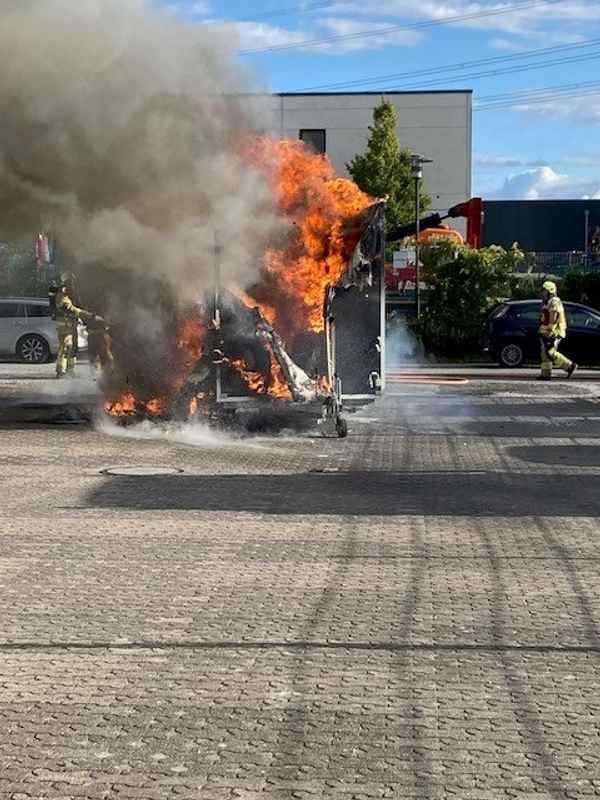 FW Paderborn: Vollbrand eines Imbissanhängers im Paderborner Süden Elegante Hochzeitsgesellschaft reagiert "cool"