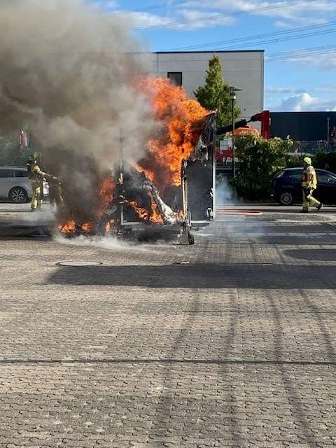 FW Paderborn: Vollbrand eines Imbissanhängers im Paderborner Süden Elegante Hochzeitsgesellschaft reagiert "cool"