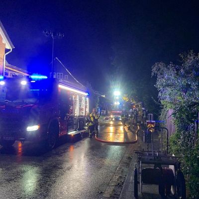 FW Dörentrup: Feuerwehr Dörentrup verhindert Schlimmeres bei Carport-Brand - zwei Hunde gerettet