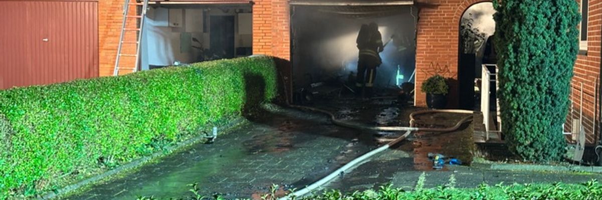 FW-ROW: Garage brennt in voller Ausdehnung - Feuerwehr verhindert Übergreifen auf Wohnhaus