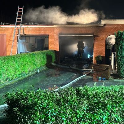 FW-ROW: Garage brennt in voller Ausdehnung - Feuerwehr verhindert Übergreifen auf Wohnhaus