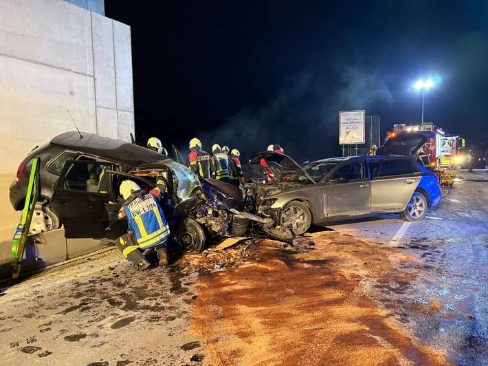 FW Allensbach: H2 Verkehrsunfall Person eingeklemmt
