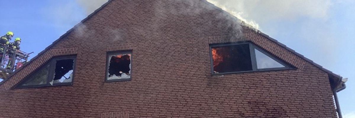 FW-OB: Dachstuhlbrand beschäftigt die Feuerwehr am Muttertag