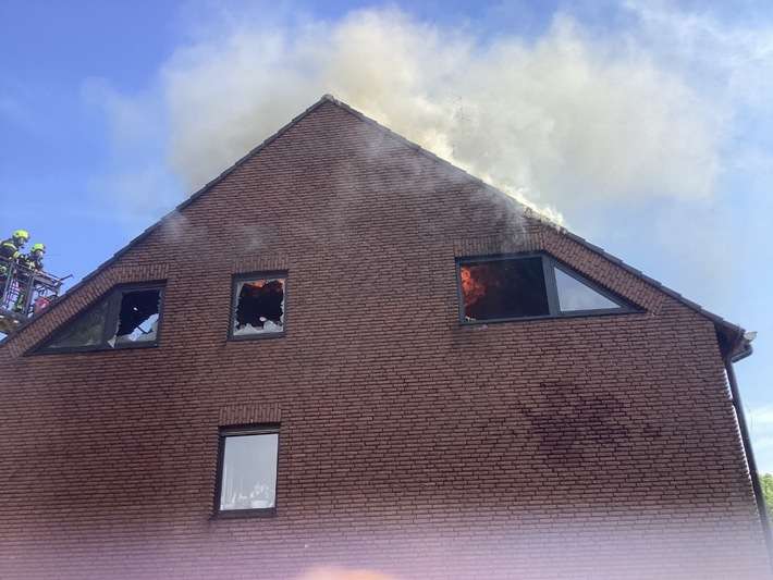 FW-OB: Dachstuhlbrand beschäftigt die Feuerwehr am Muttertag