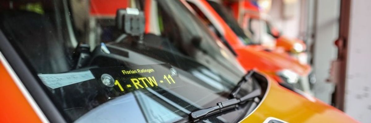 FW Ratingen: Verkehrsunfall zwischen Linienbus und Fußgängerin