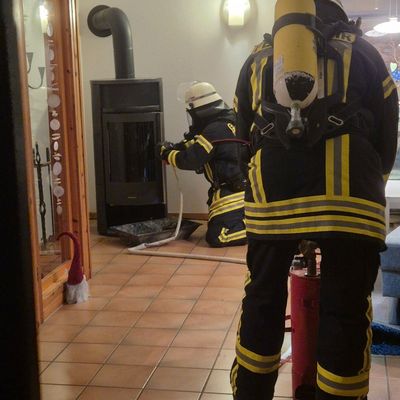 FFW Schiffdorf: Starke Verrauchung im Wohnzimmer: Angenommener Schornsteinbrand endet glimpflich