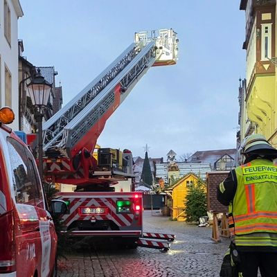 FW Celle: Mit der Drehleiter über den Celler Weihnachtsmarkt