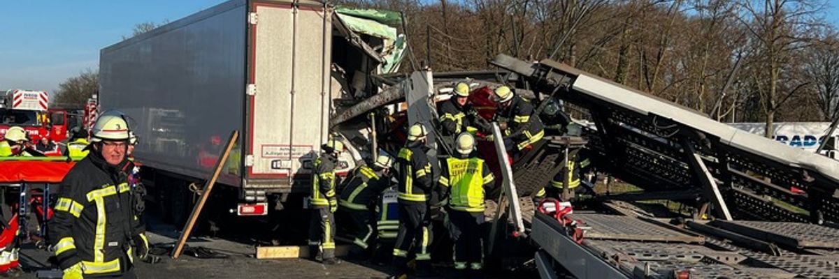 FW-WRN: Schwerer Verkehrsunfall auf der Bundesautobahn 1 in Fahrtrichtung Bremen