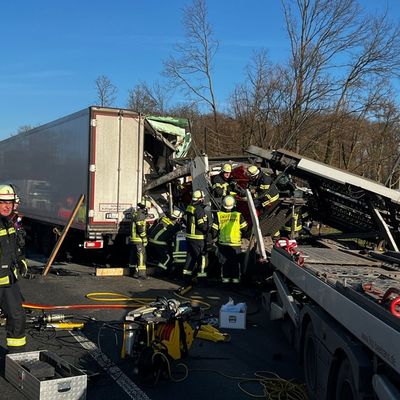 FW-WRN: Schwerer Verkehrsunfall auf der Bundesautobahn 1 in Fahrtrichtung Bremen