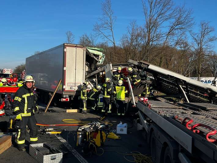 FW-WRN: Schwerer Verkehrsunfall auf der Bundesautobahn 1 in Fahrtrichtung Bremen