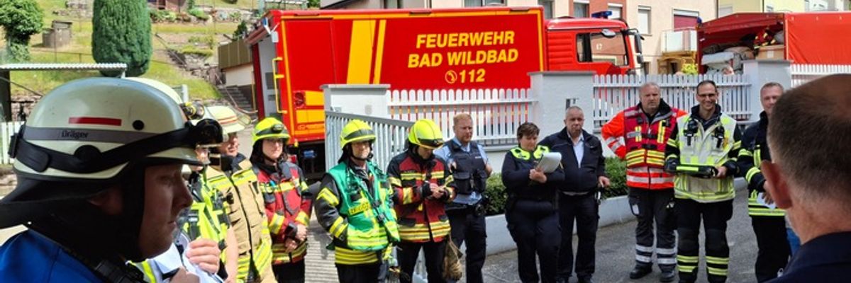 KFV-CW: Säure-Unfall mit 18 Verletzten / Großeinsatz in Galvanik von Hittech Prontor