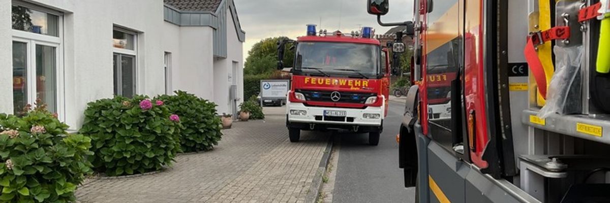 FW Alpen: Verrauchter Dorfkern durch Heckenbrand