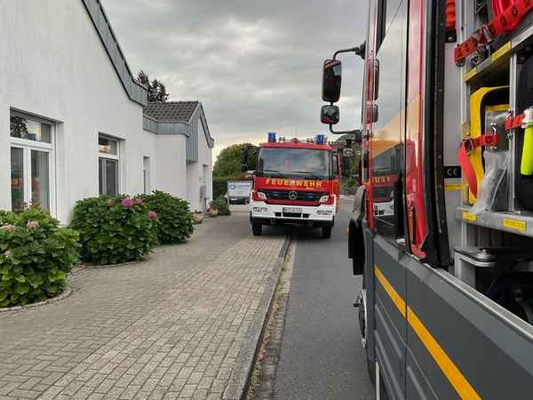 FW Alpen: Verrauchter Dorfkern durch Heckenbrand