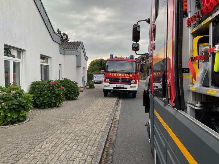 FW Alpen: Verrauchter Dorfkern durch Heckenbrand