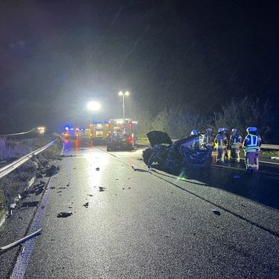 FF Bad Salzuflen: Drei Verletzte und ein Toter bei schwerem Verkehrsunfall auf der A2 / Feuerwehr Bad Salzuflen ist mit 50 Einsatzkräften bis in den Morgen vor Ort