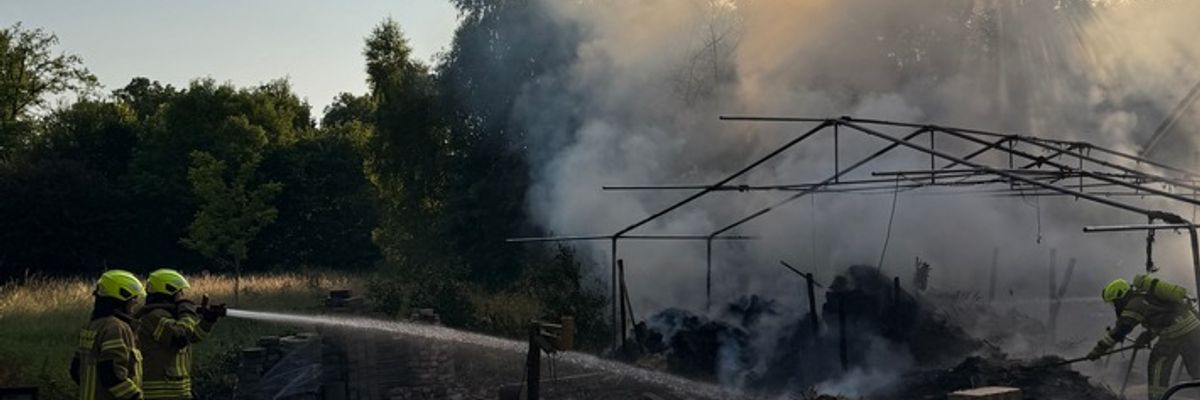 FW-DT: Brennender Unterstand statt Waldbrand - Aufwendiger Löscheinsatz in Pivitsheide