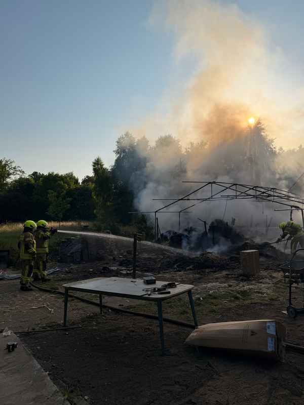 FW-DT: Brennender Unterstand statt Waldbrand - Aufwendiger Löscheinsatz in Pivitsheide