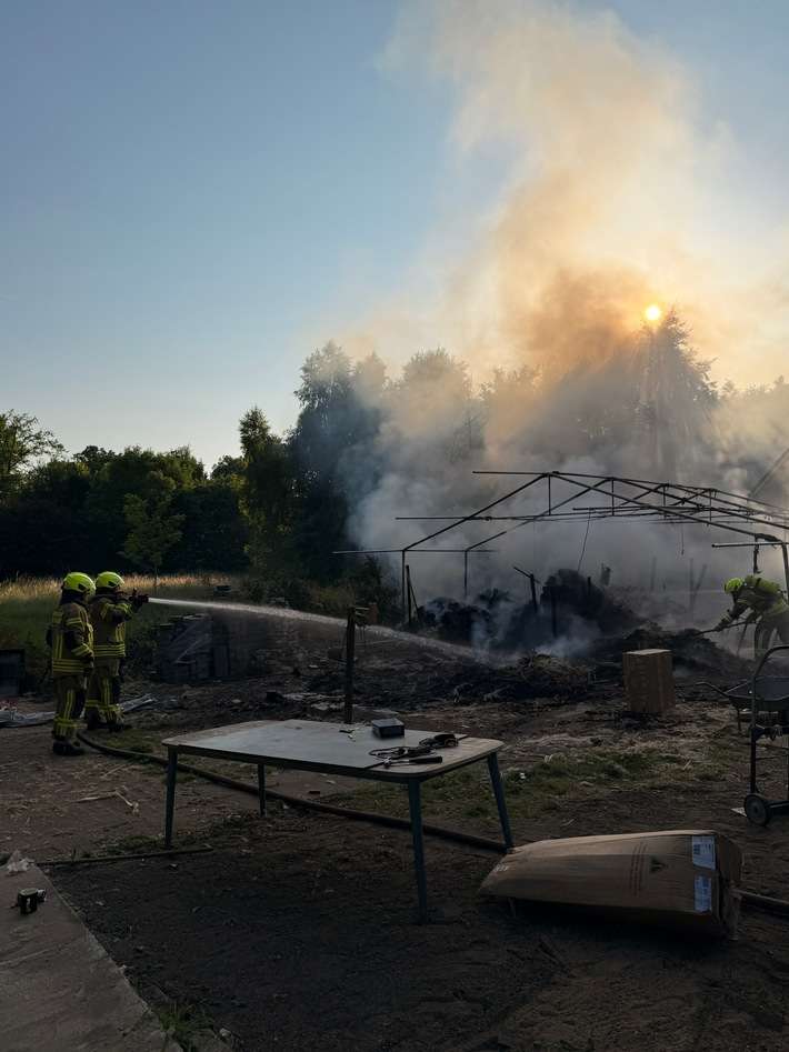 FW-DT: Brennender Unterstand statt Waldbrand - Aufwendiger Löscheinsatz in Pivitsheide
