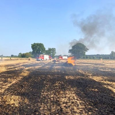 FW Sonsbeck: Brennende Strohpresse auf einem Feld in Labbeck