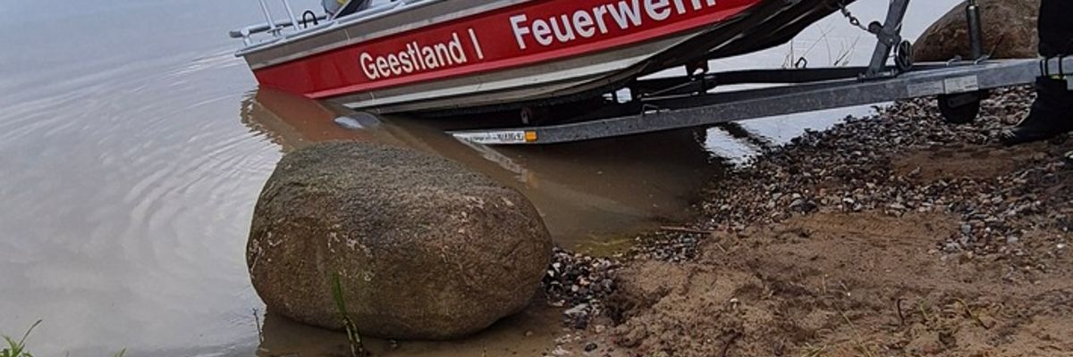 FFW Schiffdorf: Gemeinsam für den Ernstfall auf dem Wasser: Feuerwehren aus Wehden und Bad Bederkesa üben zusammen