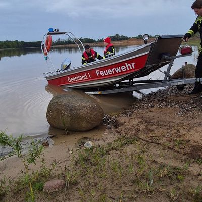 FFW Schiffdorf: Gemeinsam für den Ernstfall auf dem Wasser: Feuerwehren aus Wehden und Bad Bederkesa üben zusammen
