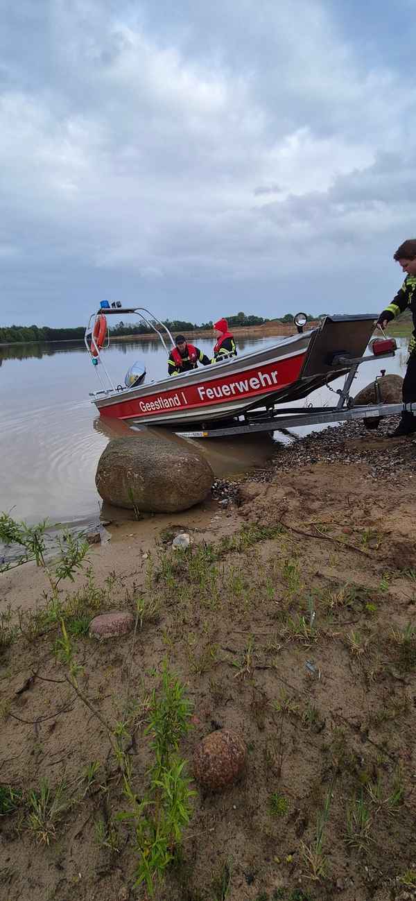 FFW Schiffdorf: Gemeinsam für den Ernstfall auf dem Wasser: Feuerwehren aus Wehden und Bad Bederkesa üben zusammen