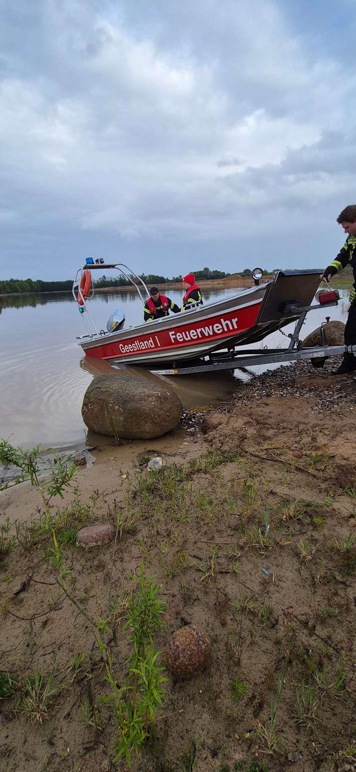 FFW Schiffdorf: Gemeinsam für den Ernstfall auf dem Wasser: Feuerwehren aus Wehden und Bad Bederkesa üben zusammen