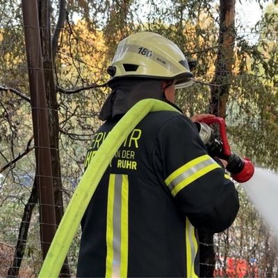 FW-MH: Flächenbrand an der Stadtgrenze
