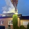 FW Niederkrüchten: Feuerwehr löscht Dachstuhlbrand in Niederkrüchten / Brand beschädigt zwei Haushälften, verletzt wurde niemand