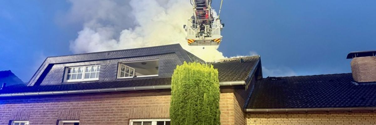 FW Niederkrüchten: Feuerwehr löscht Dachstuhlbrand in Niederkrüchten / Brand beschädigt zwei Haushälften, verletzt wurde niemand
