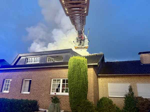 FW Niederkrüchten: Feuerwehr löscht Dachstuhlbrand in Niederkrüchten / Brand beschädigt zwei Haushälften, verletzt wurde niemand