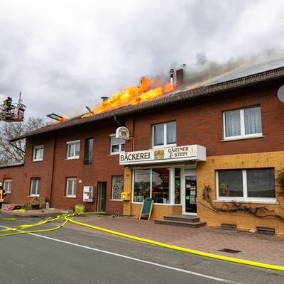 FW Porta Westfalica: 25.03.2026 - Dachstuhlbrand in Eisbergen / Bäckerei betroffen