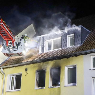 FW-MK: Wohnungsbrand in Hennen - Feuerwehr rettet Bewohnerin über tragbare Leiter