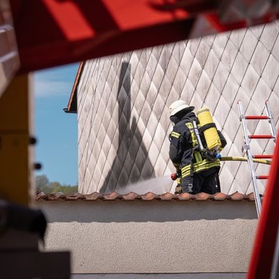 FW LK Neunkirchen: Brand auf Garagendach - Feuerwehr verhindert Schlimmeres