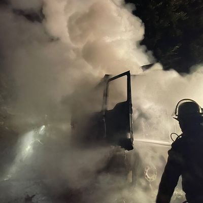 FW Stuttgart: Nächtlicher Fahrzeugbrand auf Bundesautobahn