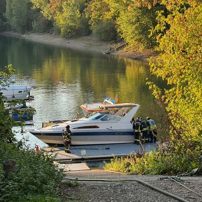 FW-NE: Motorschaden mit Rauchentwicklung auf Sportboot | Keine Verletzten