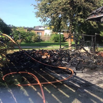 FW Paderborn: Gemeldeter Gartenhüttenbrand mit Ausbreitung auf Dachstuhl in Paderborn-Sennelager