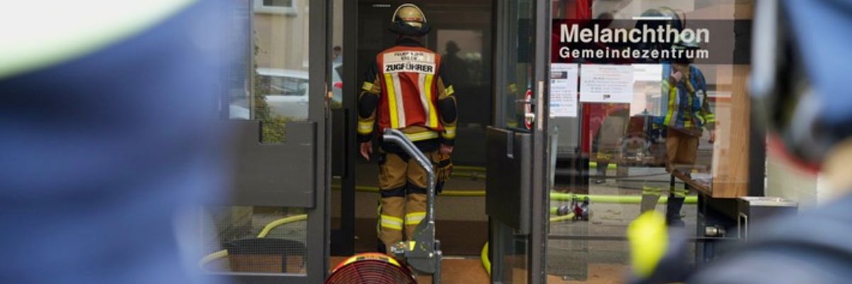 FW-E: Brandereignis im Gemeindezentrum - zwei Personen leicht verletzt