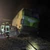 Feuerwehr MTK: Triebfahrzeug entgleist in Hattersheim - Feuerwehr dichtet undichten Öltank ab