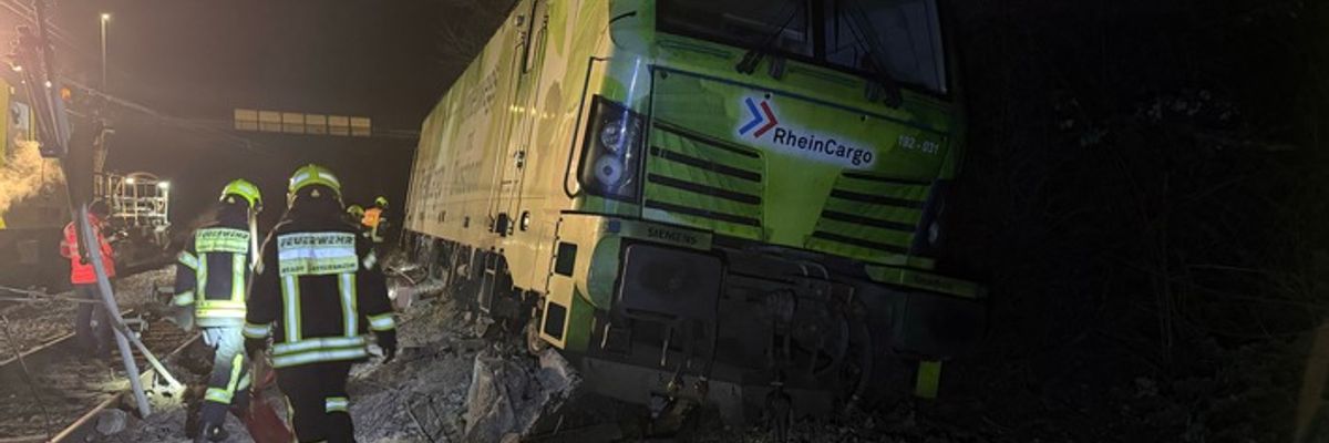 Feuerwehr MTK: Triebfahrzeug entgleist in Hattersheim - Feuerwehr dichtet undichten Öltank ab