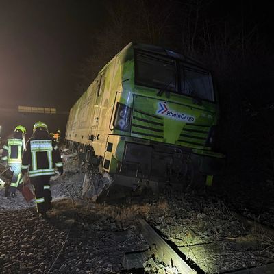 Feuerwehr MTK: Triebfahrzeug entgleist in Hattersheim - Feuerwehr dichtet undichten Öltank ab