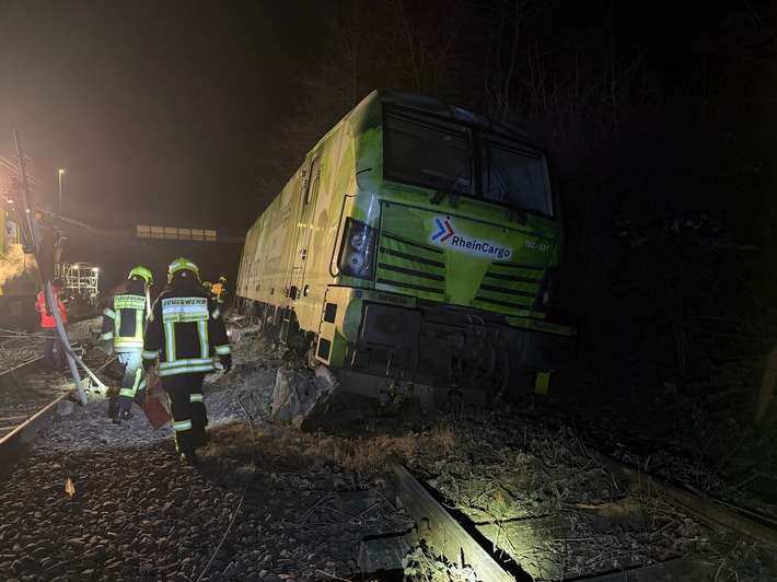 Feuerwehr MTK: Triebfahrzeug entgleist in Hattersheim - Feuerwehr dichtet undichten Öltank ab