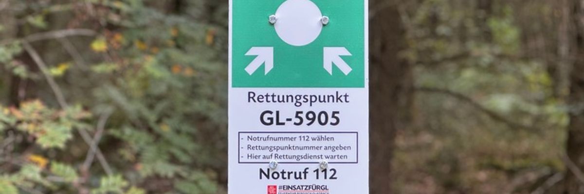 FW-GL: Schnellere Hilfe im Wald: Feuerwehr Bergisch Gladbach installiert 30 Waldrettungspunkte