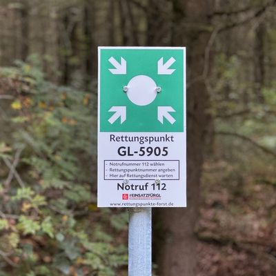 FW-GL: Schnellere Hilfe im Wald: Feuerwehr Bergisch Gladbach installiert 30 Waldrettungspunkte