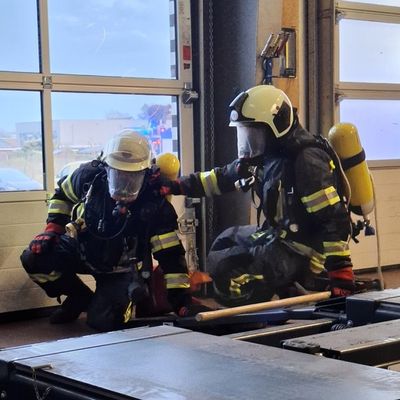 FW-AUR: Feuerwehren und THW gemeinsam bei Übung gefordert