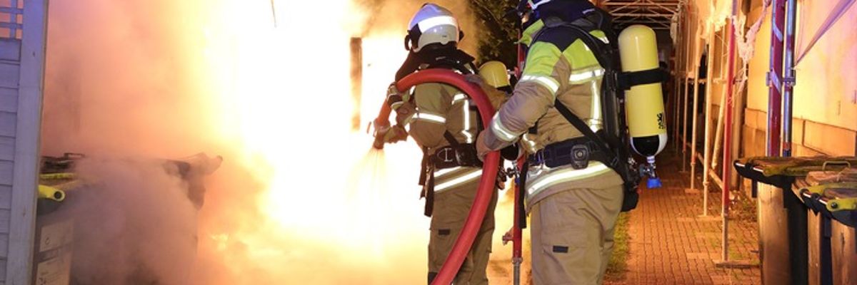 FW Dresden: Mehrere Brände von Abfallbehältern in Dresden - Feuerwehr mehrfach im Einsatz
