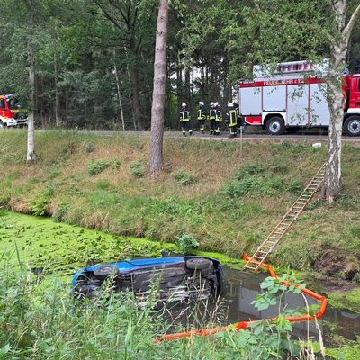 FW-ROW: PKW stürzt in den Oste-Hamme-Kanal - Fahrer bleibt unverletzt